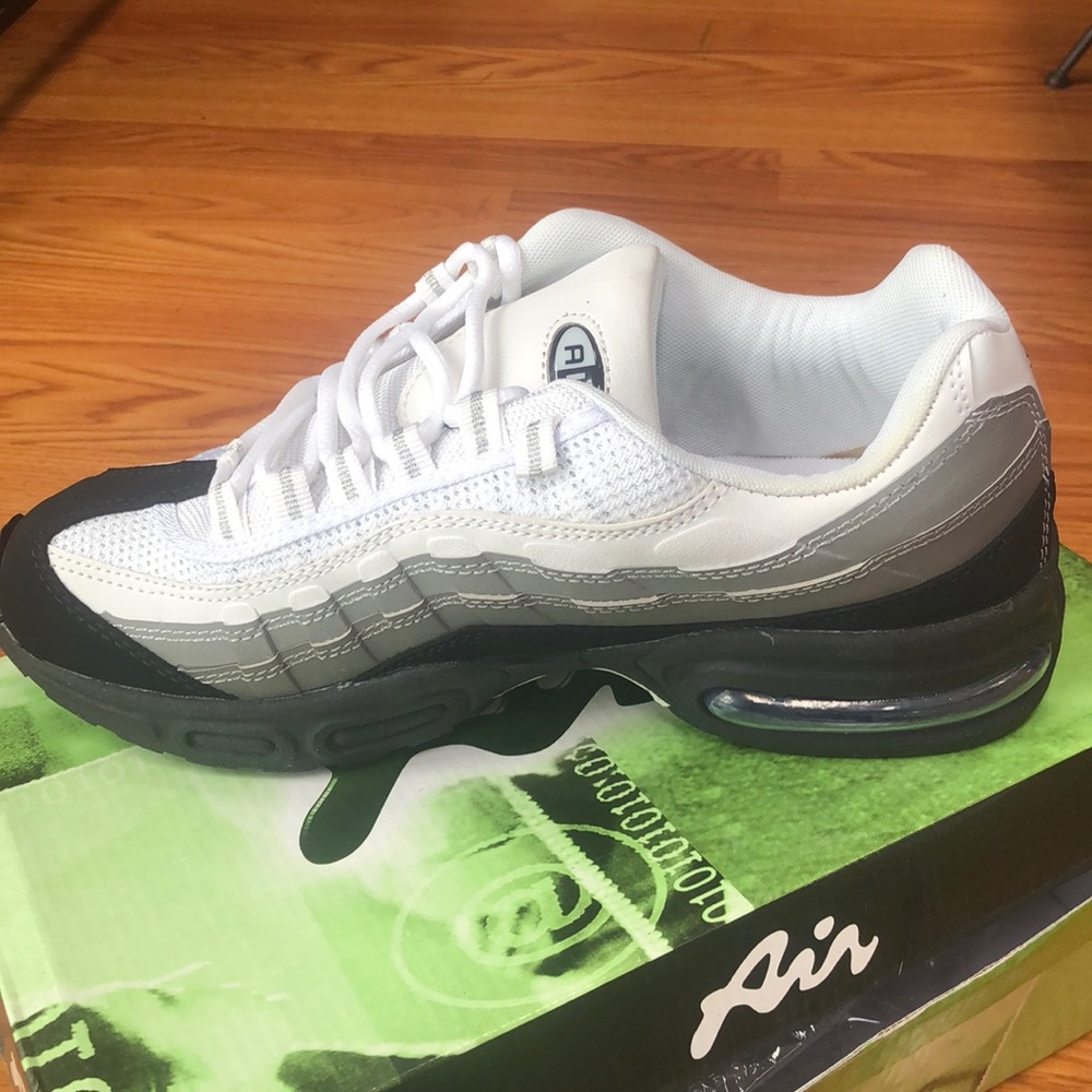 Air men’s sneakers sz 9.5
